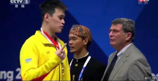 孙杨夺冠！他之后的表现被网友大赞！哔咔漫画贴金学习爱国精神